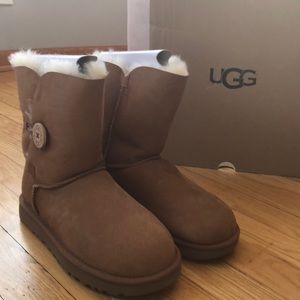 Women’s Bailey Button UGGs (Size 7)